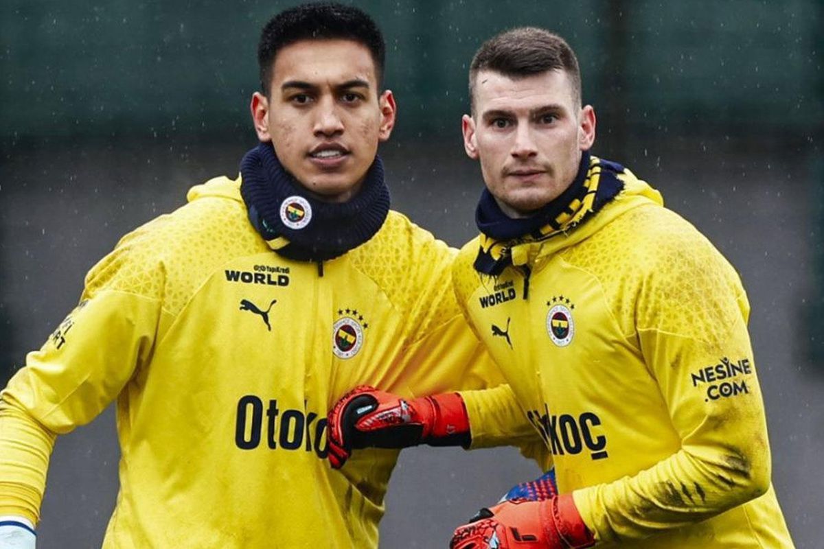 Fenerbahçe kalecileri Dominik Livakovic ve İrfan Can Eğribayat yan yana.