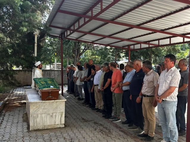 Gazeteci Sözeri’nin annesi son yolcuğuna uğurlandı