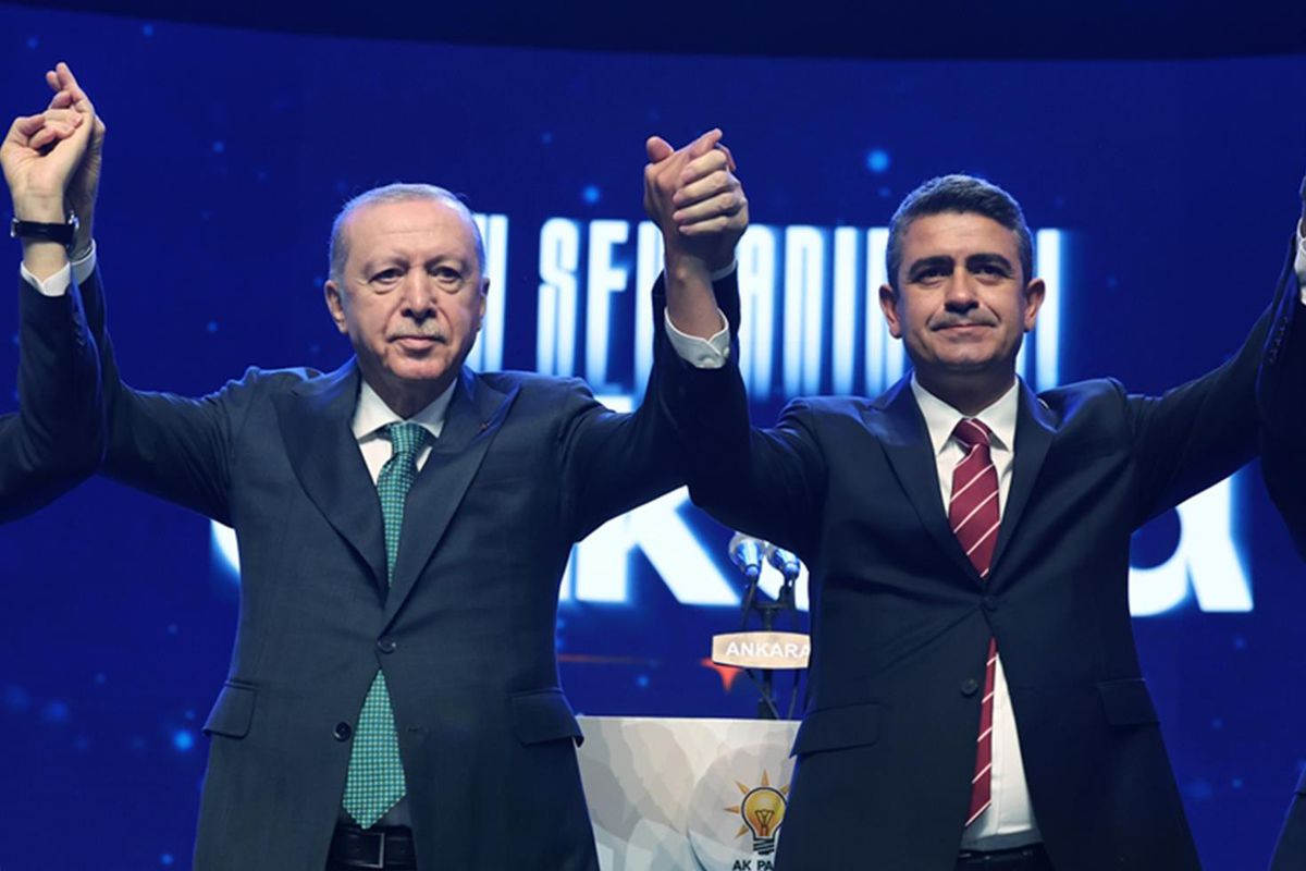 Levent Koç, AK Parti'ye geçti! Rozetini Cumhurbaşkanı Erdoğan taktı