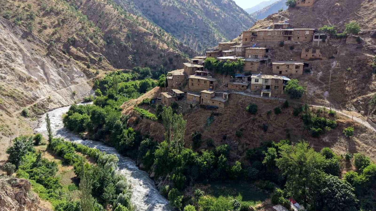 Hizan'ın asırlık taş evleri ve Gayda Barajı hayran bırakıyor