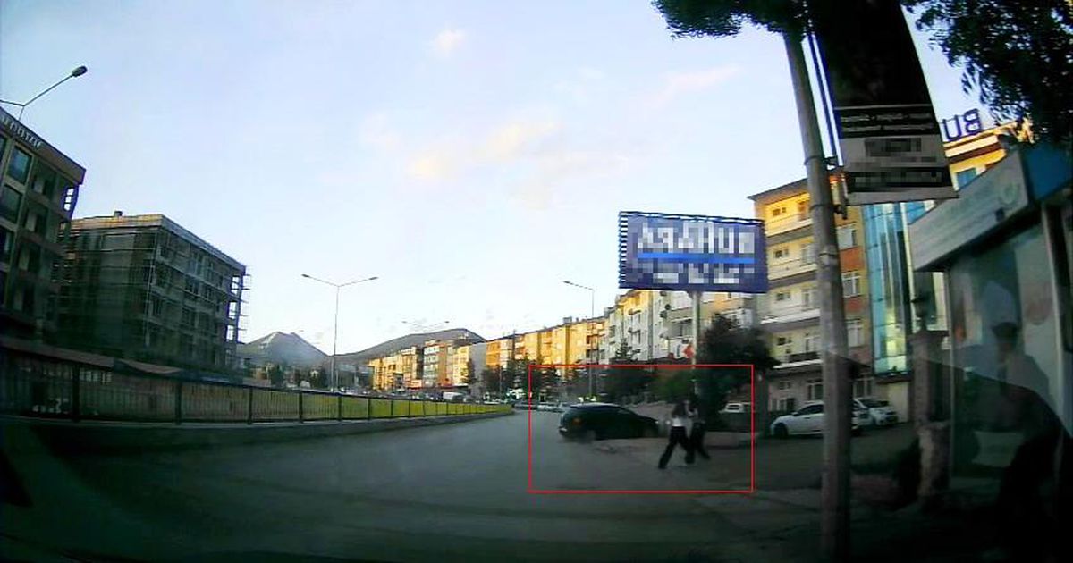 Erzurum'da kontrolden çıkan bir aracın kaldırımda yürüyen iki genç kızın üzerine savrulduğu ve ardından elektrik direğine çarptığı kaza anı.