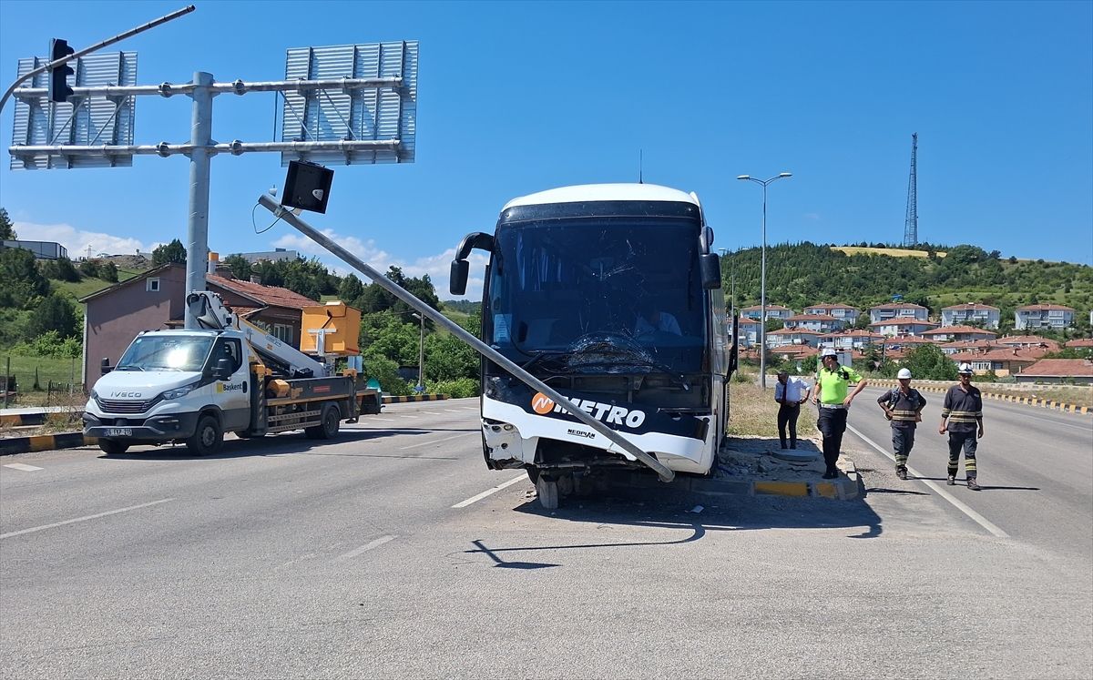 Karabük'te 4 aracın karıştığı zincirleme trafik kazası güvenlik kamerasında