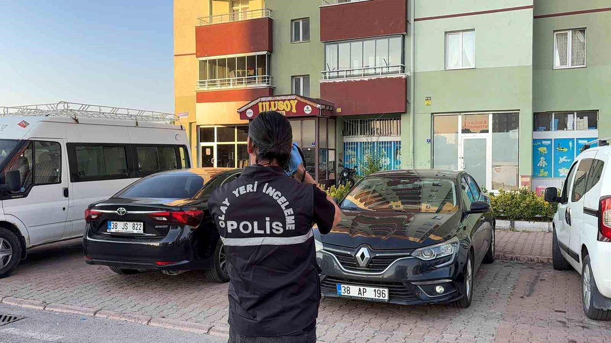 Kayseri'de bir evde ölü bulunan şahısla ilgili olay yeri.