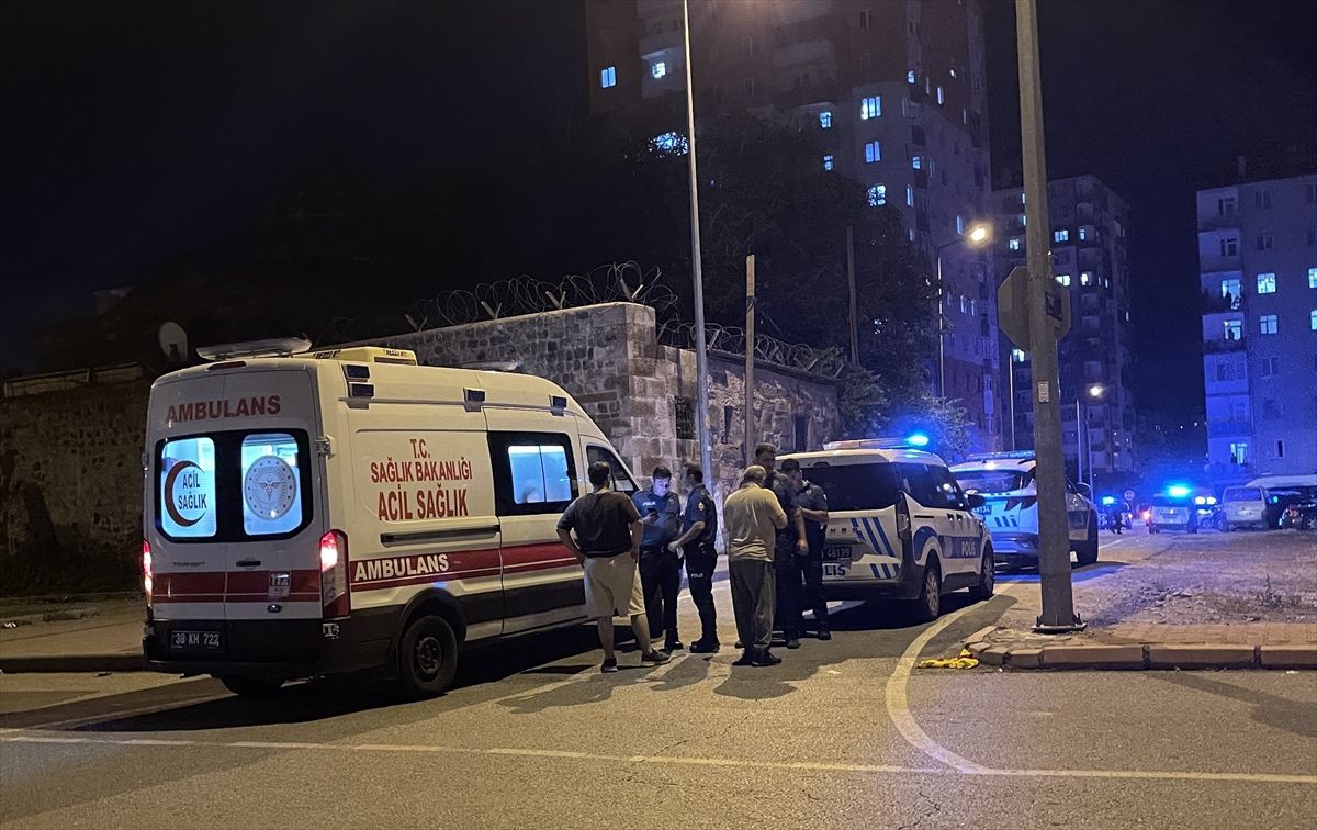Kayseri'de gürültü tartışması sonucu çıkan satırlı kavgada yaralılar olduğu görüldü.