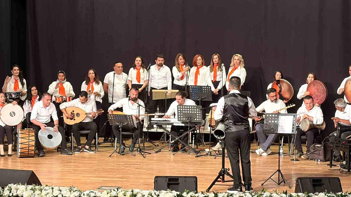 Kayseri'de talasemi ve lösemi hastalarına moral konseri verildiği anı gösteren bir fotoğraf.