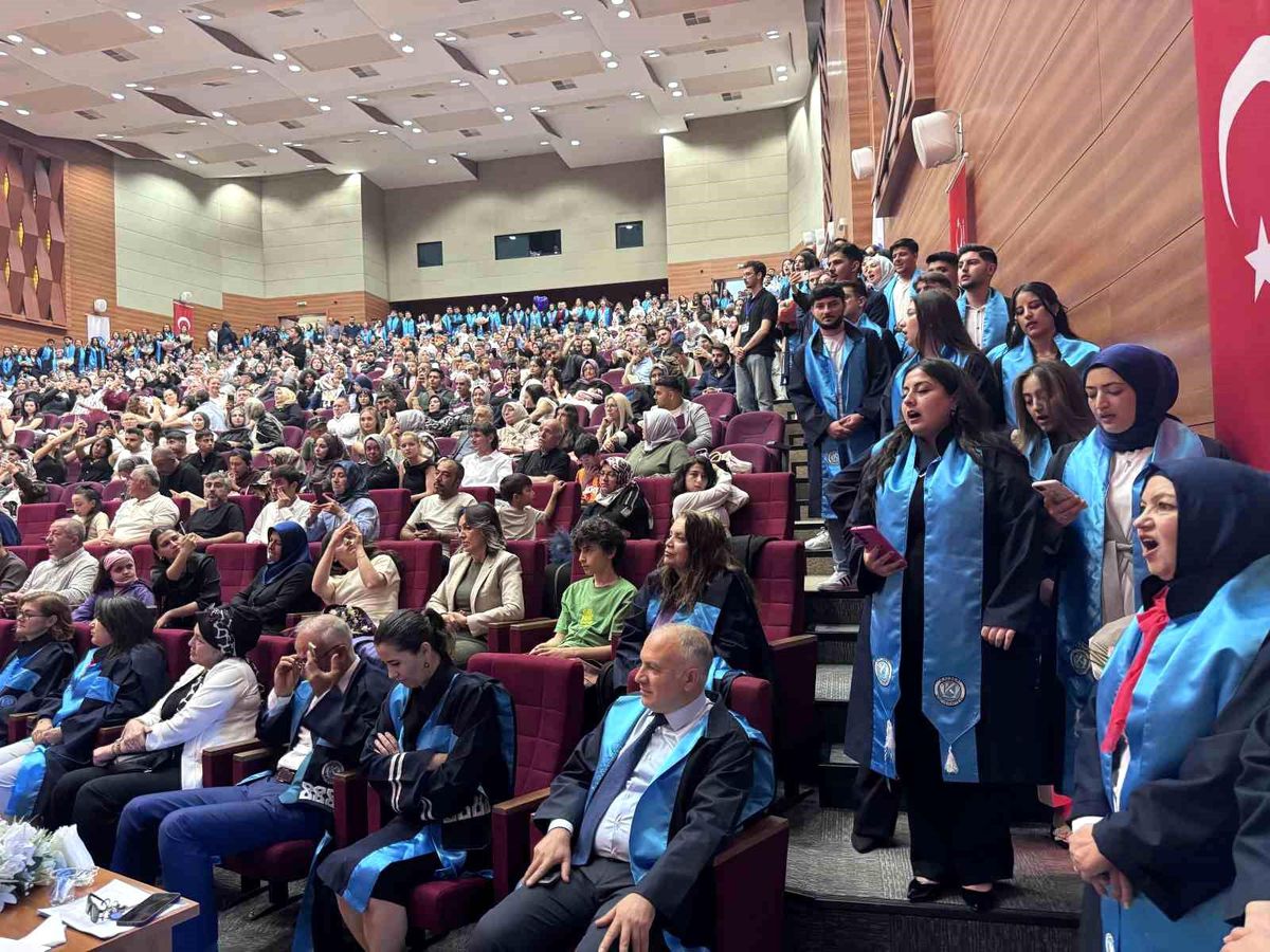 KAYÜ'de 'sadakat yeminli' mezuniyet