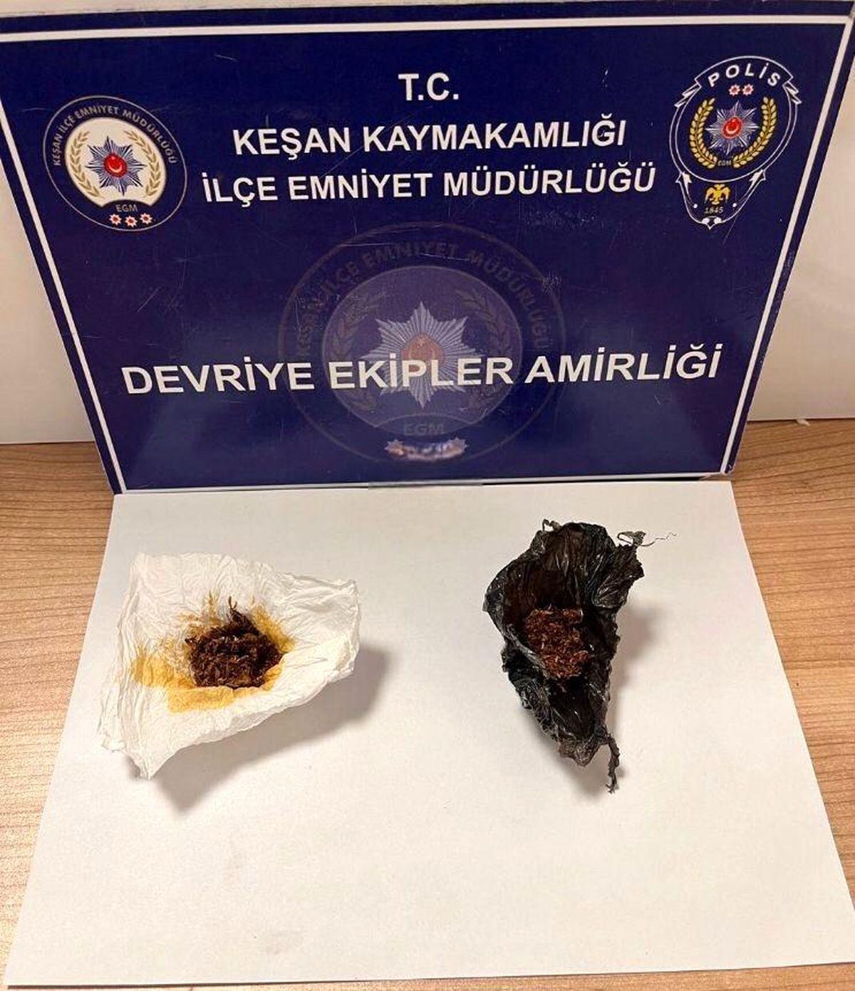 Keşan'da polis tarafından durdurulan bir şüpheli ve ele geçirilen uyuşturucu madde.
