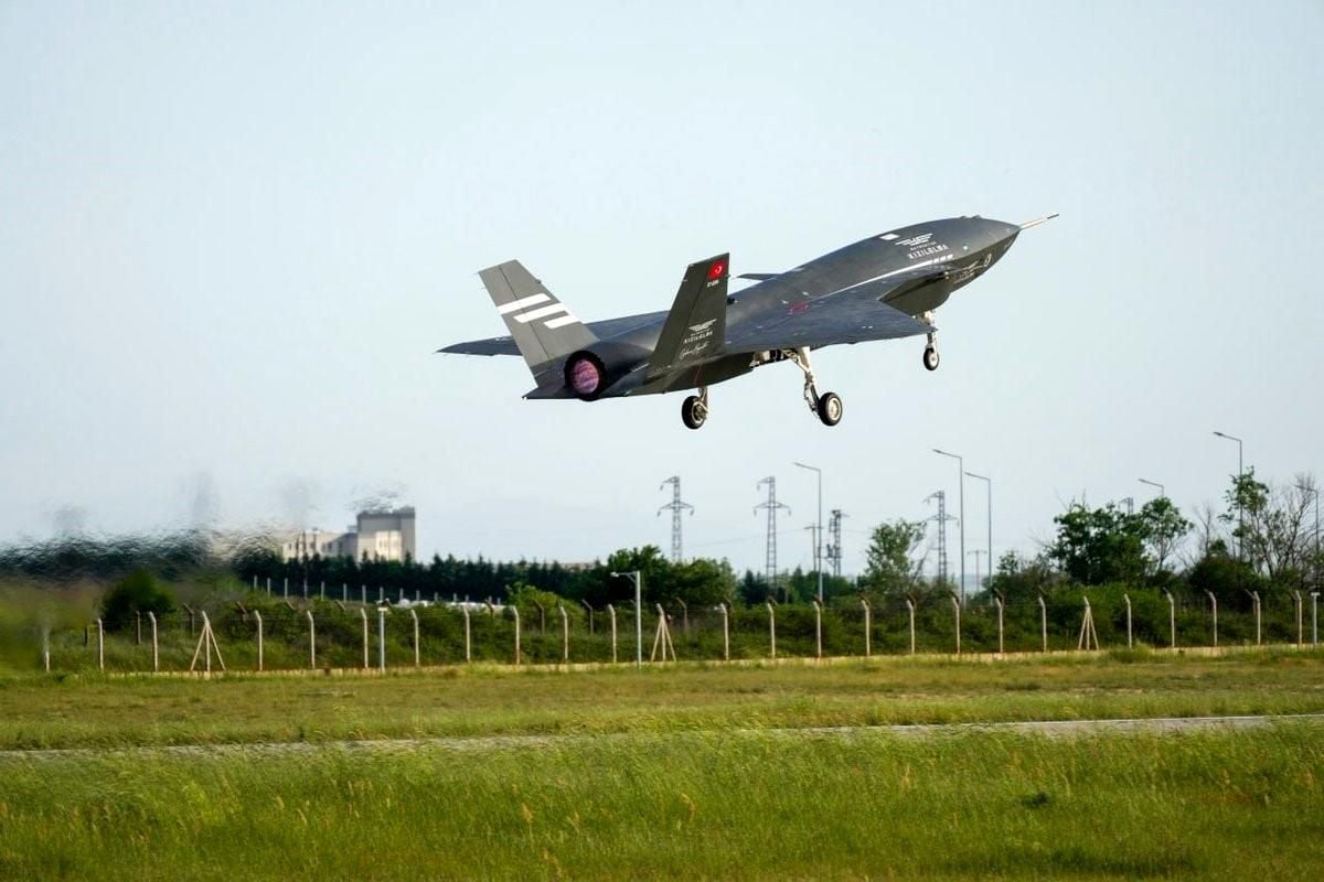 KIZILELMA ve M-346 uçakları yan yana uçuş esnasında