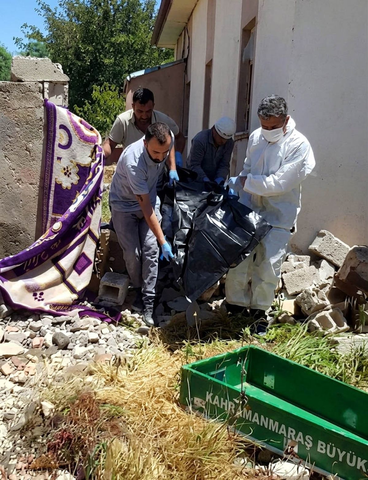 Kokudan rahatsız olan komşuların ihbarıyla cansız bedeni bulundu