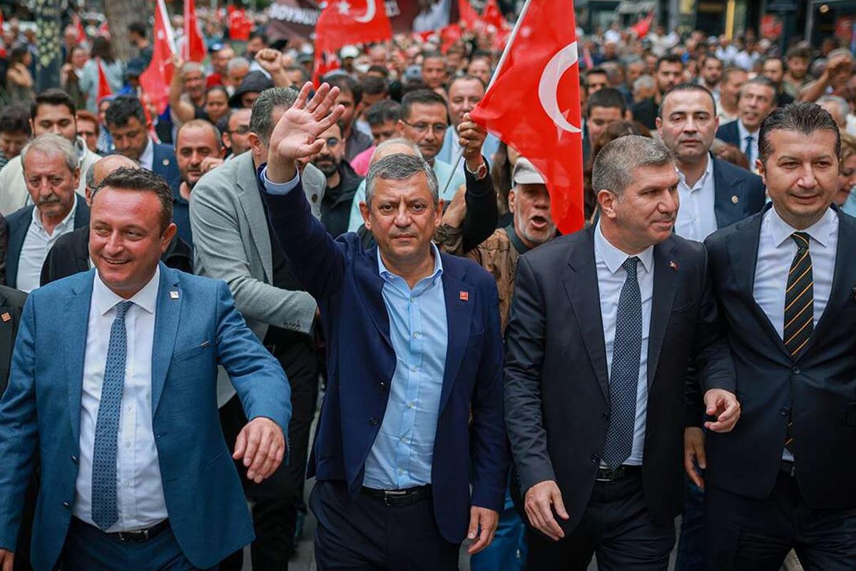 CHP kulislerinde yeni bir siyasi parti kurma ihtimali konuşuluyor, partinin adının 'Yürüyüş' olabileceği iddia ediliyor.