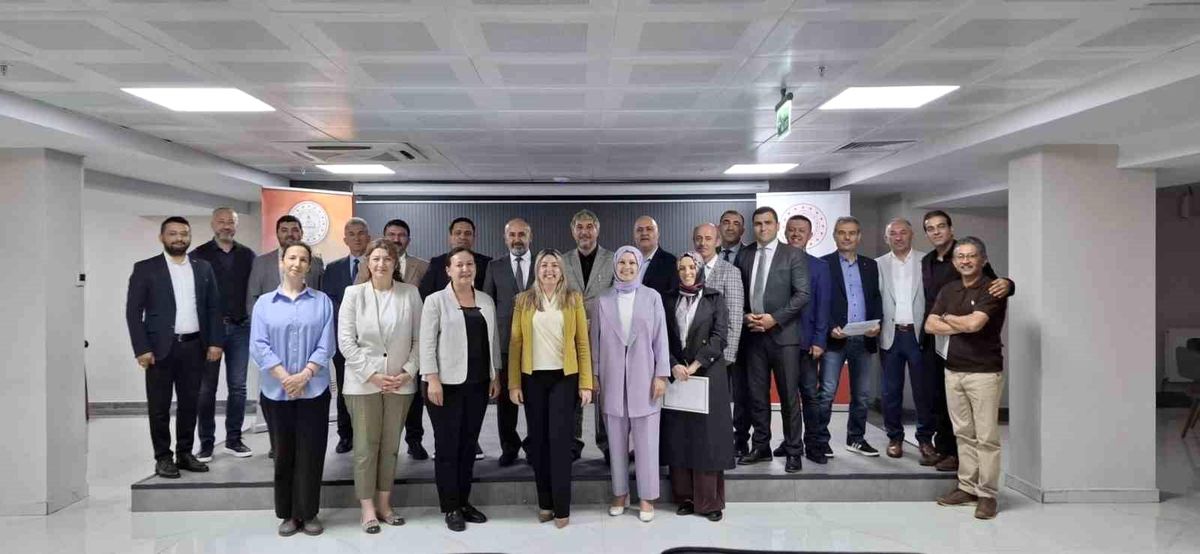 Kütahya'da Eğitim Kurumları Yönetici Yetiştirme Programı tamamlandı