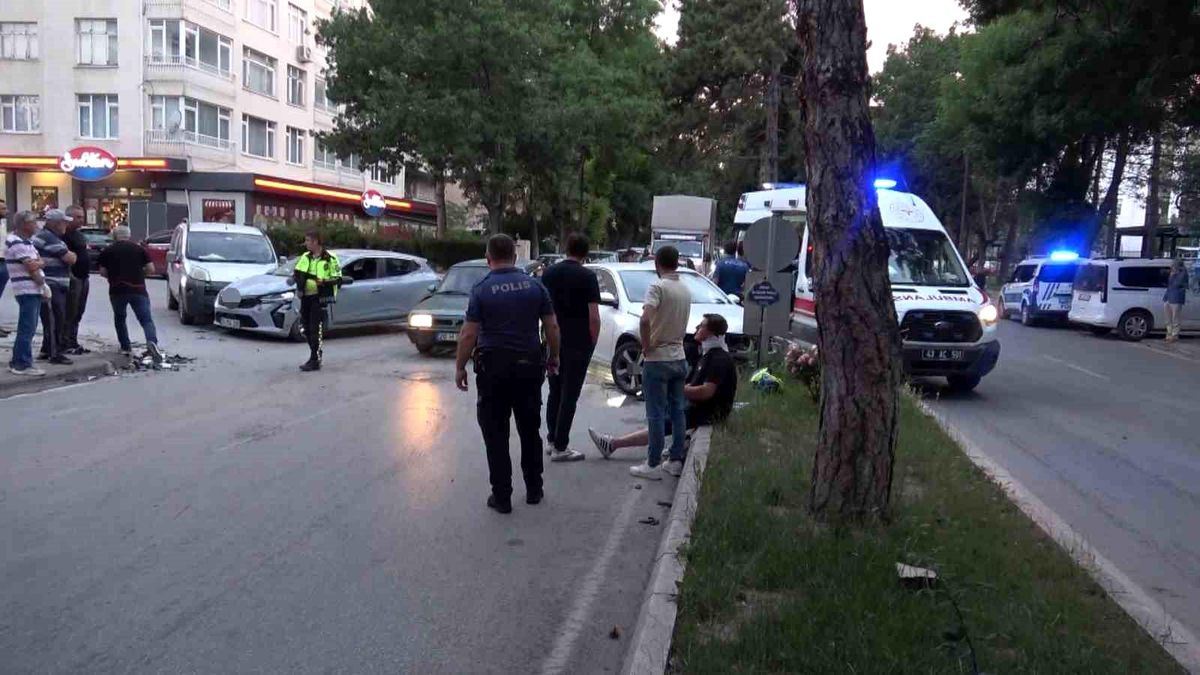 Kütahya'da meydana gelen trafik kazasında araçlar ve sağlık ekipleri.