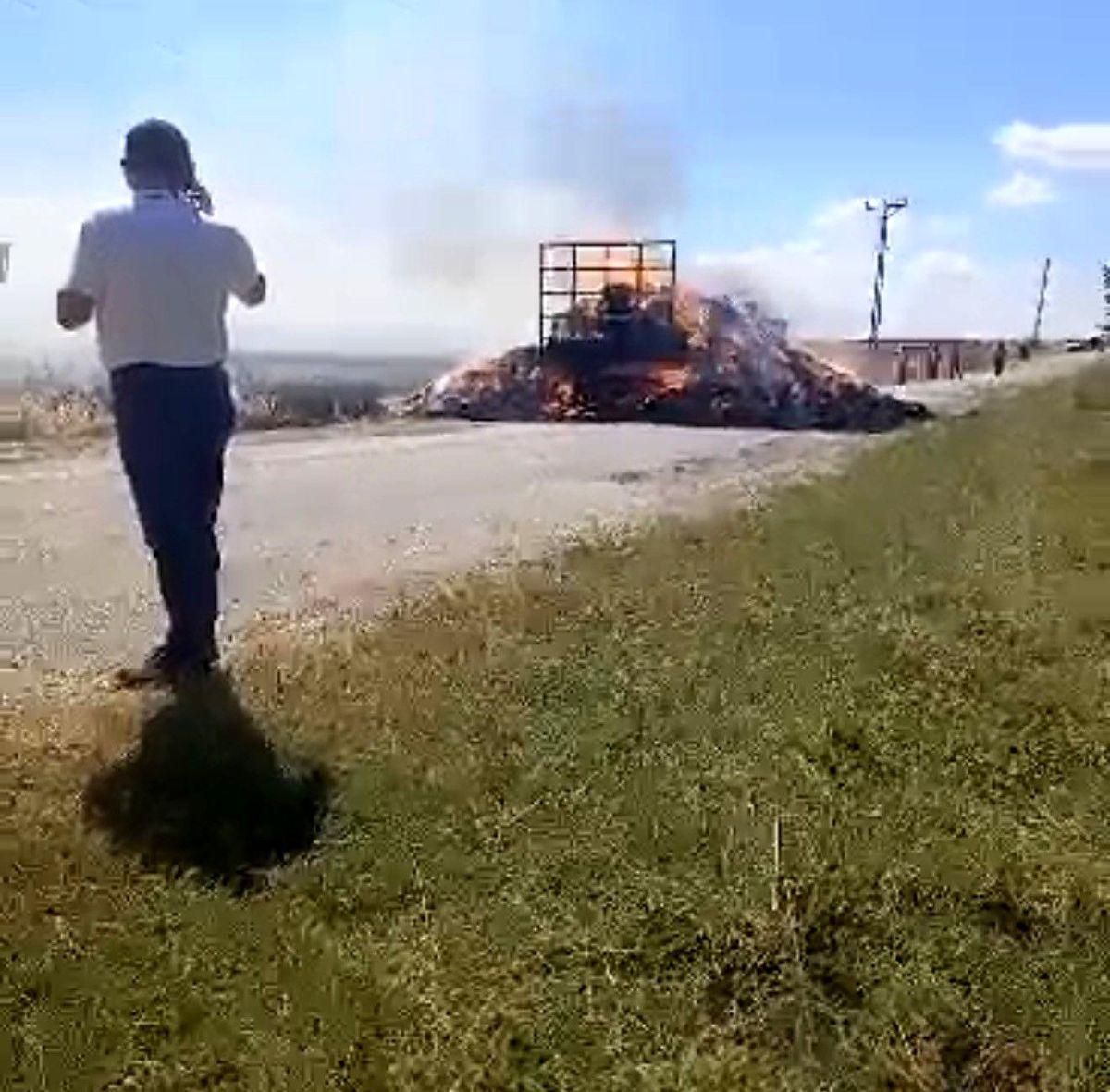 Kırklareli'de saman yüklü römork alevler içinde yanıyor.