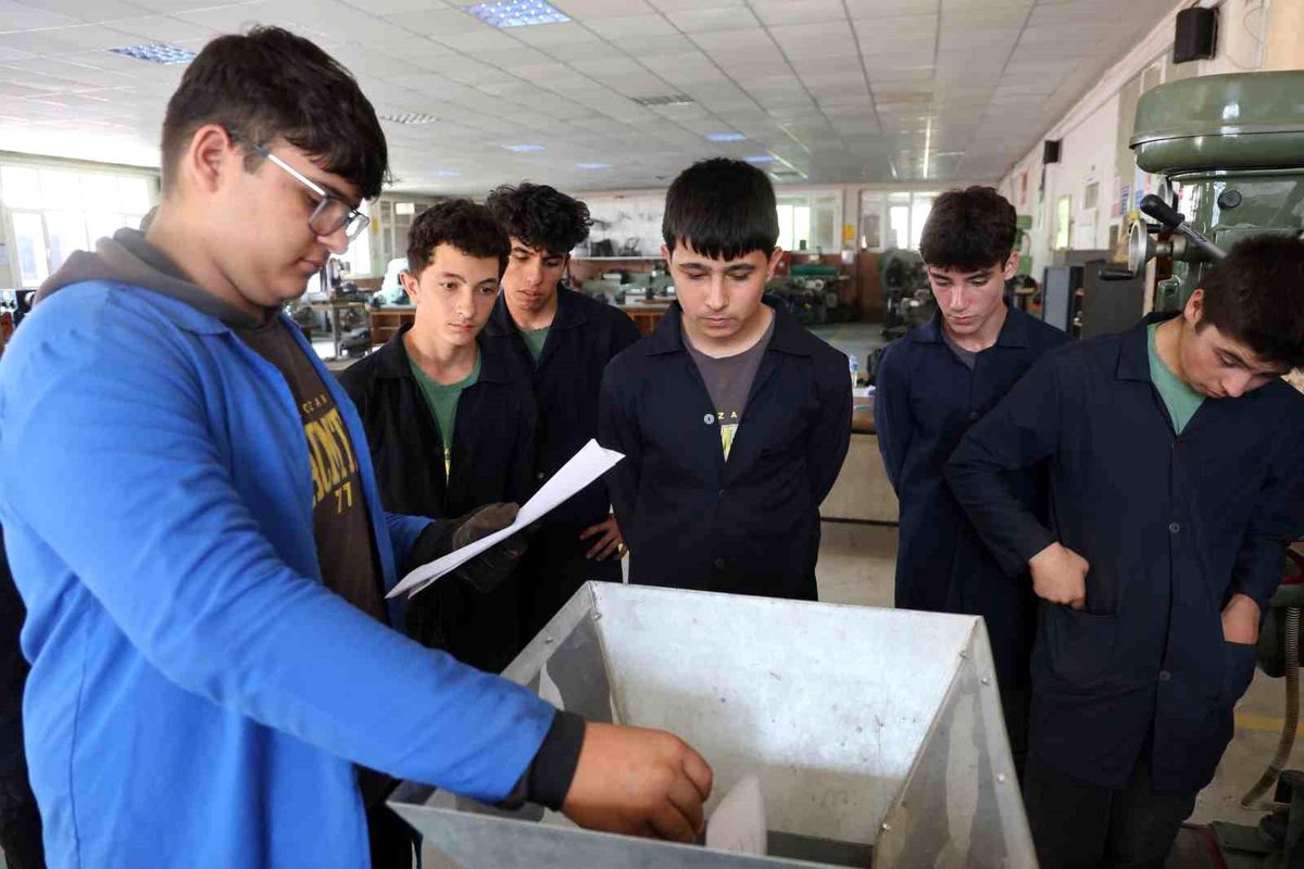 Kozan'da Meslek Lisesi Öğrencilerinden Çevre Dostu Proje: Atıkları Öğütüp Geri Dönüştürüyorlar