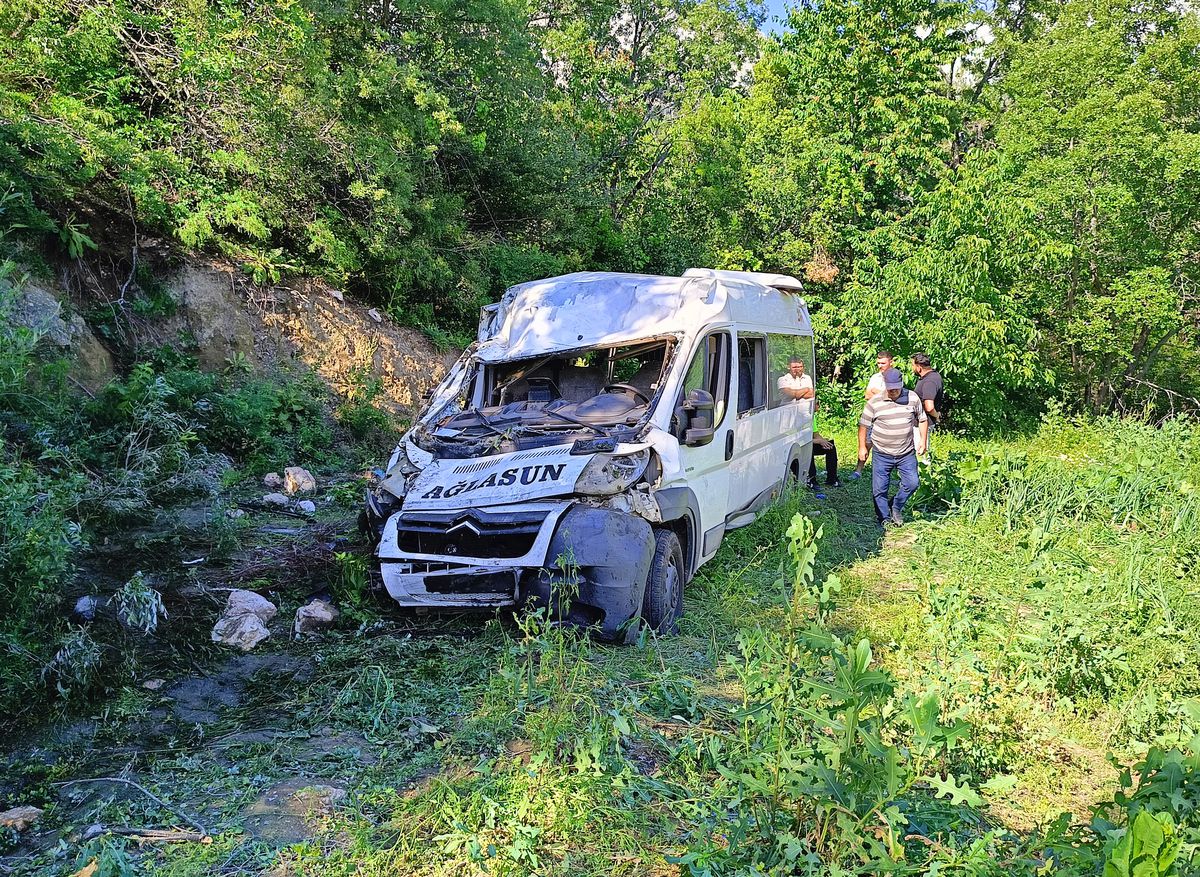 Burdur'da tarım işçilerini taşıyan minibüsün devrildiği kaza yerinden görüntü.
