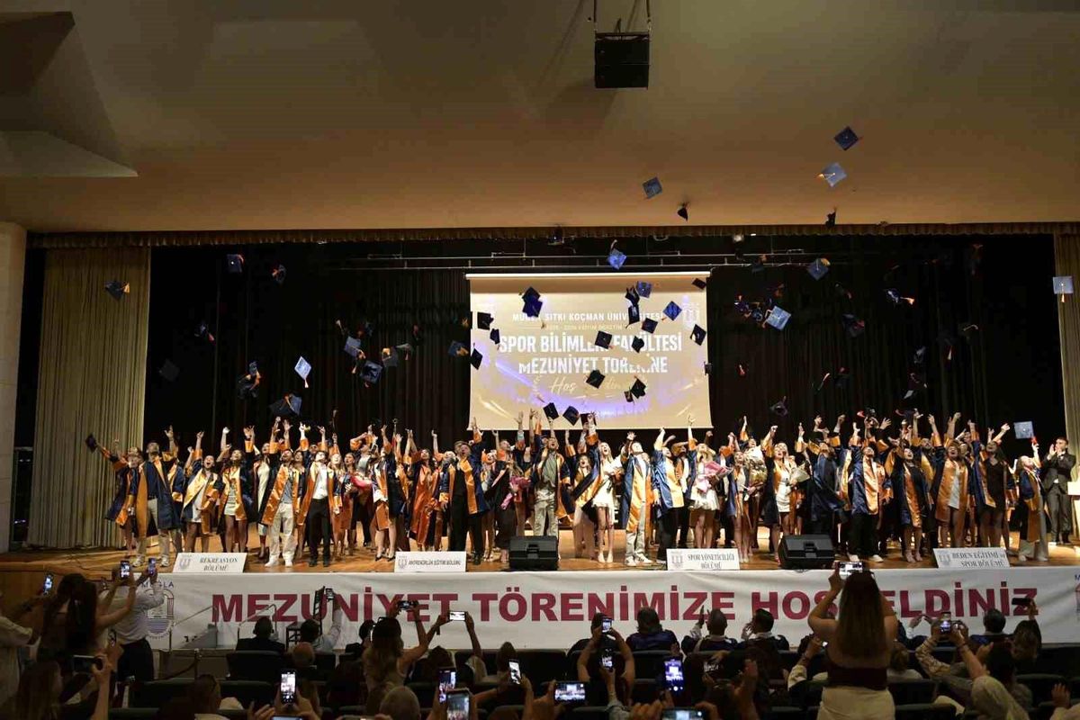 MSKÜ Spor Bilimleri Fakültesi mezuniyet töreninde öğrencilerin kep attığı an.