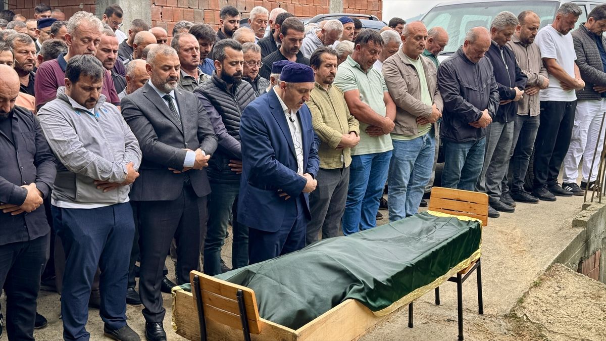 Trabzon'da denizde oğlunu kurtarmaya çalışırken hayatını kaybeden Fatih Kurutçu'nun cenaze töreninden bir kare.