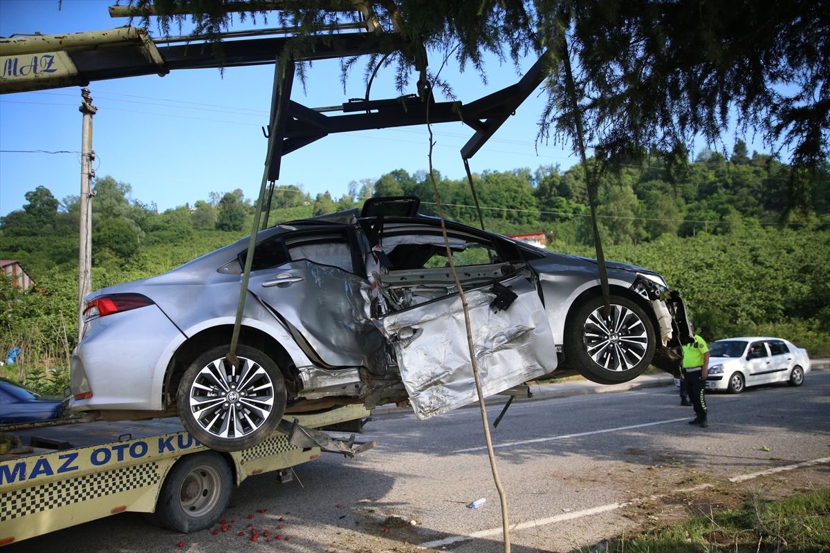 Ordu'da refüjdeki ağaca çarpan otomobilin kazaya karışmış hali.