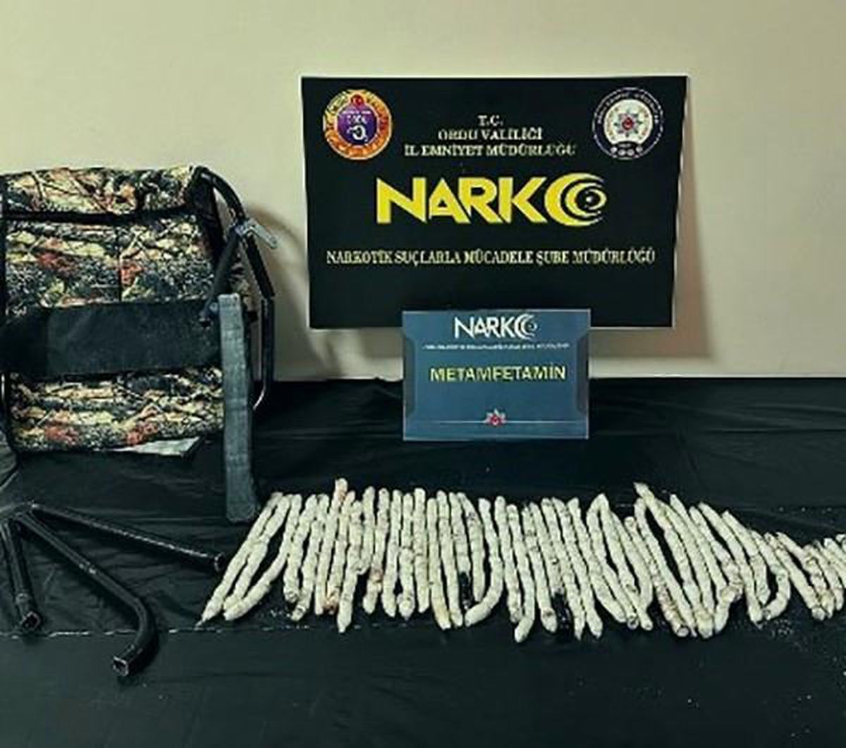 Ordu'da polis ekiplerince durdurulan bir araçta kamp sandalyelerinin içine gizlenmiş uyuşturucu maddeler ele geçirildi.