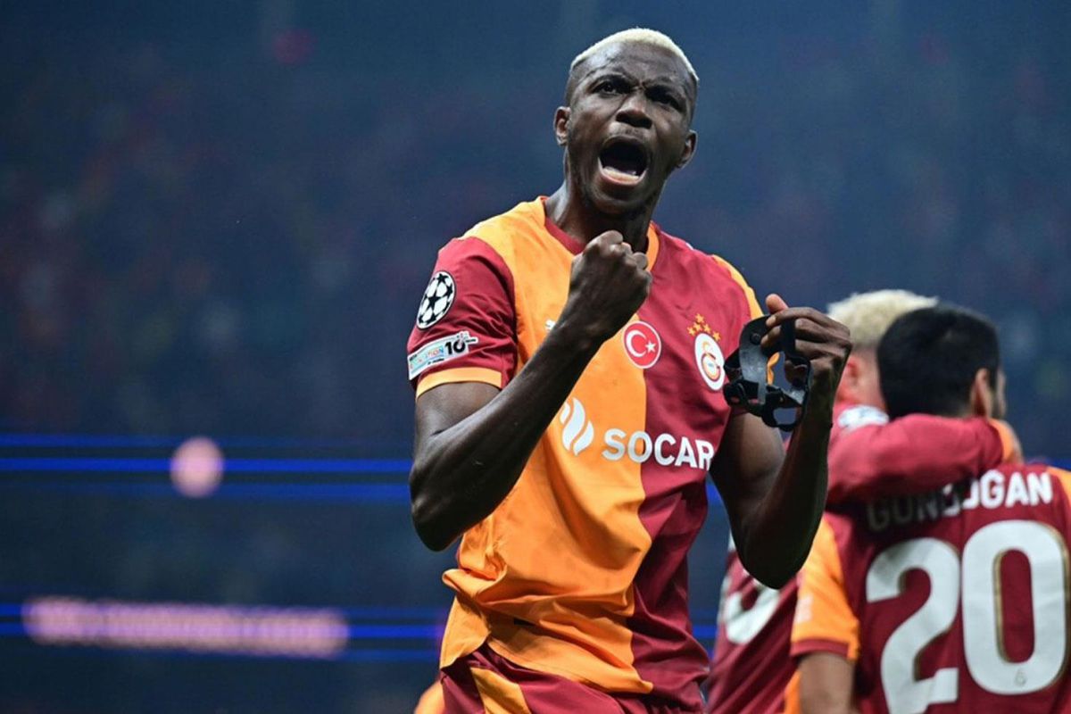 Galatasaraylı futbolcu Victor Osimhen'in sahada olduğu bir kare