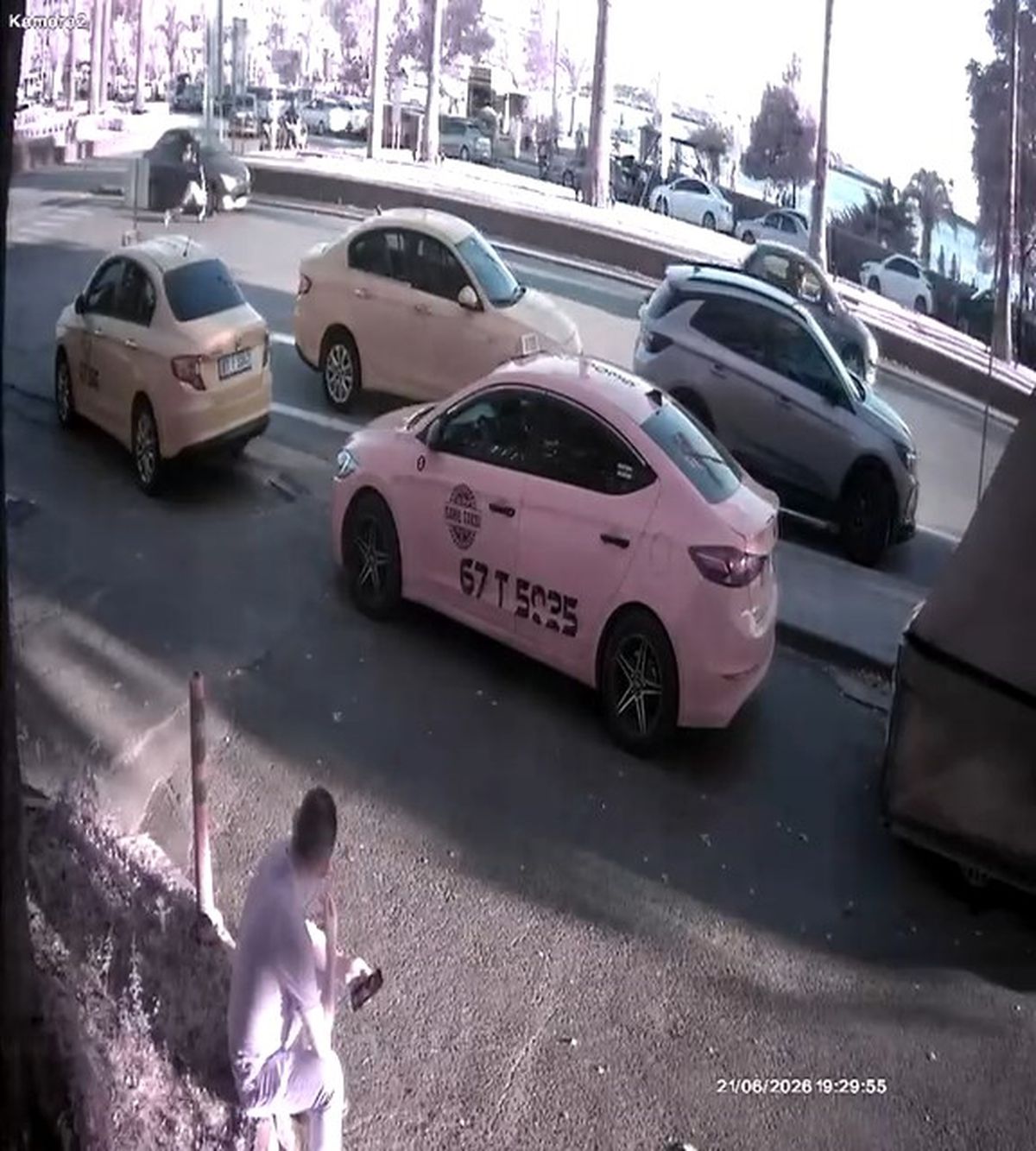 Ereğli'de yaya geçidinde otomobilin yayaya çarptığı anı gösteren güvenlik kamerası görüntüsü.