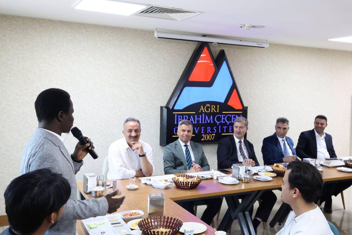 Ağrı İbrahim Çeçen Üniversitesi Rektörü Prof. Dr. İlhami Gülçin, uluslararası öğrencilerle bir araya geldiği programda konuşma yapıyor.