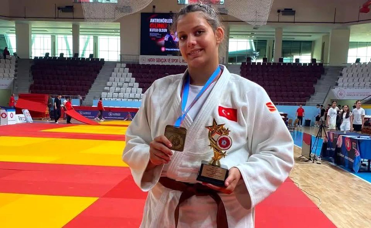 Hatay'da düzenlenen Judo şampiyonasında madalya kazanan Salihlili sporcular