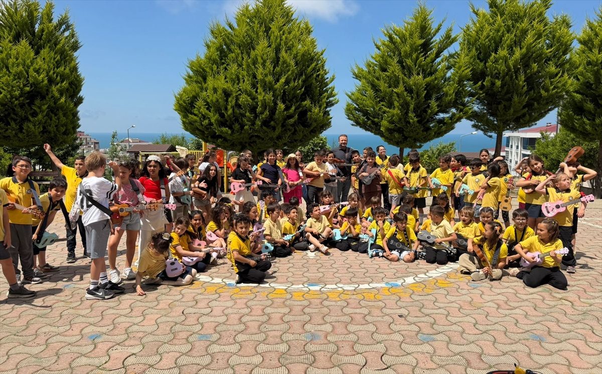 Samsun'da minik öğrenciler yıl sonunu ukulele konseriyle kutladı