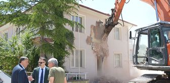 Havza'da selde hasar gören Tarım Müdürlüğü binası yıkıldı