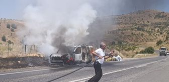 Siirt'te seyir halindeki hafif ticari araç yandı
