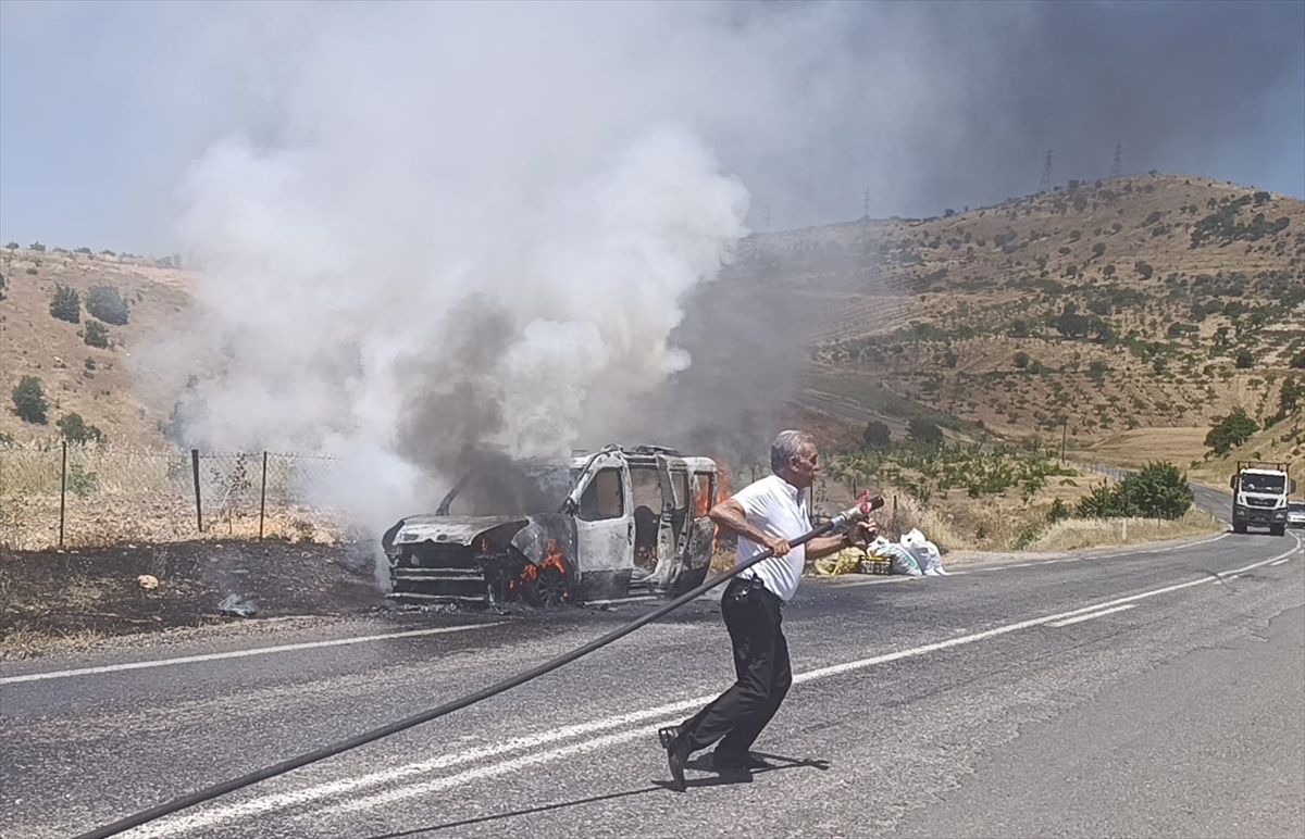 Siirt'te seyir halindeki hafif ticari araç yandı