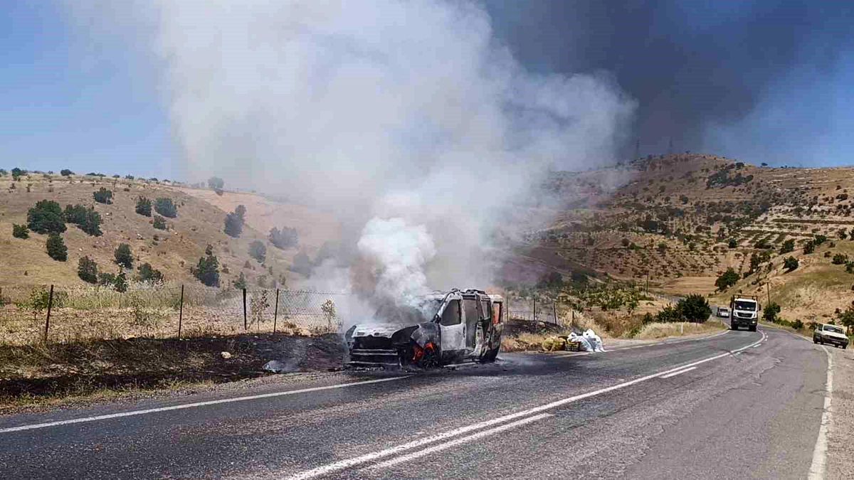 Siirt'te seyir halindeki otomobil alev aldı