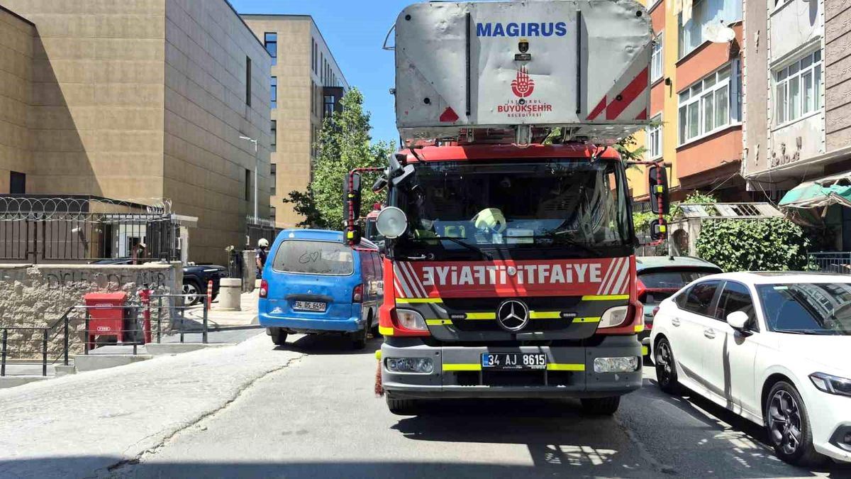 Sultangazi'deki okulda çıkan yangına müdahale eden itfaiye ekipleri