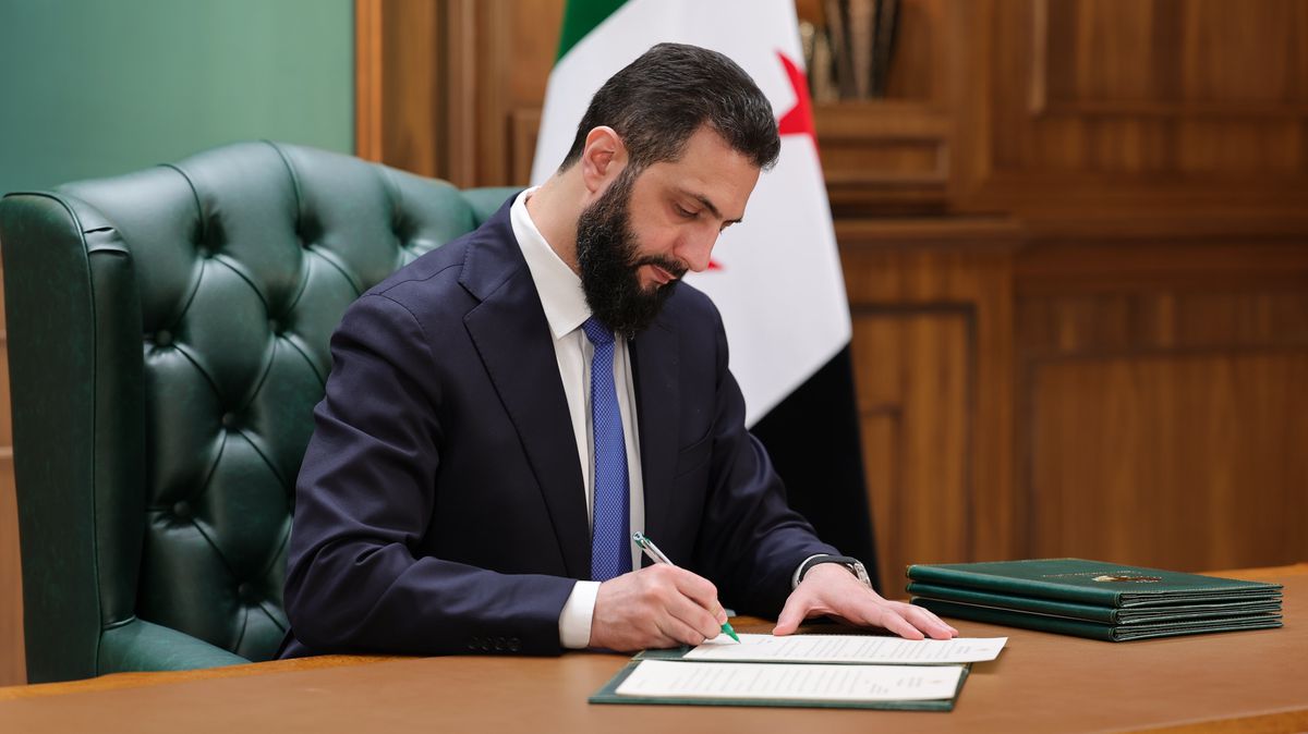 Suriye Cumhurbaşkanı Beşar Esad, Lübnan krizi hakkında açıklama yapıyor.