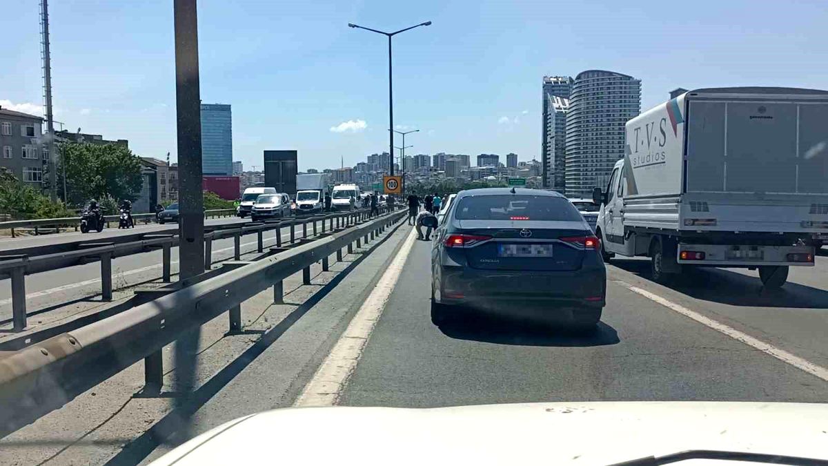 TEM'de para götüren motokurye düştü, yola saçılanları vatandaşlar topladı
