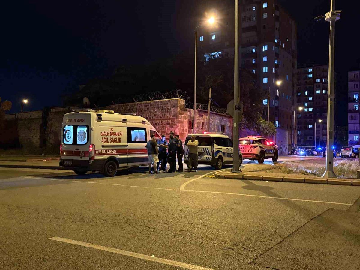 Kayseri'de torpil patlatma kavgası sonucu yaralanan kişilere sağlık ekiplerinin müdahalesi.