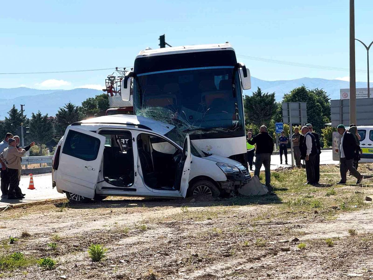 Isparta'da tur otobüsü ile hafif ticari aracın karıştığı kazada hayatını kaybeden genç sürücü.
