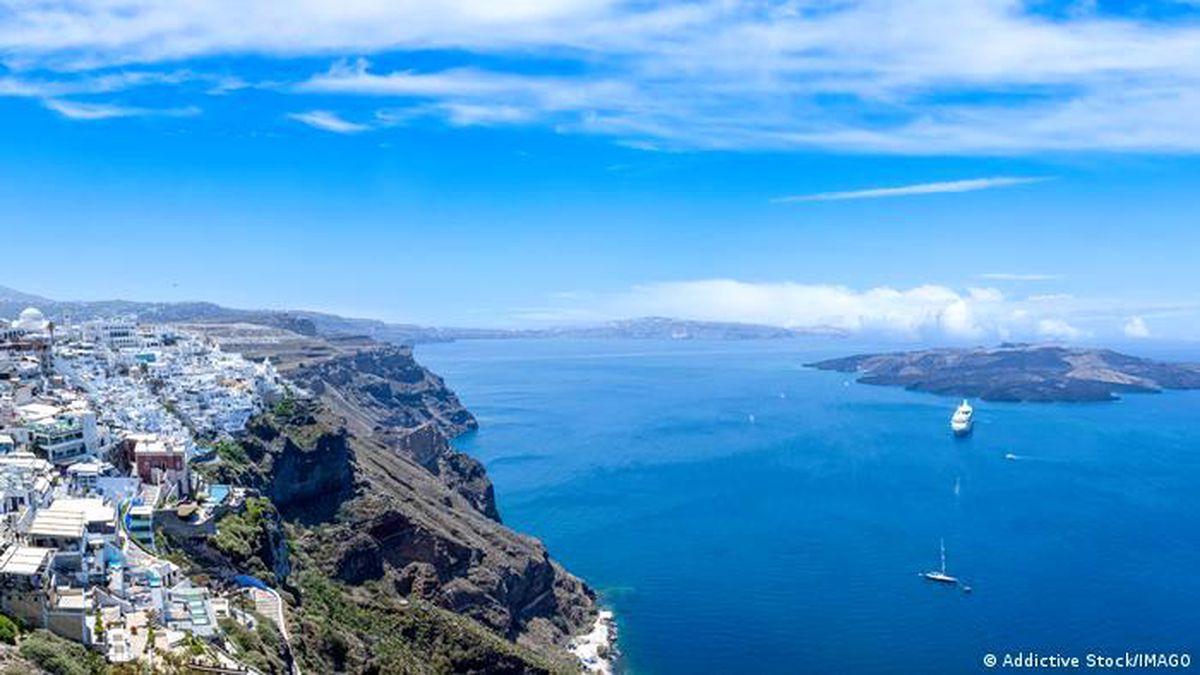 Santorini adasında grev nedeniyle boş kalan otobüs durağı.