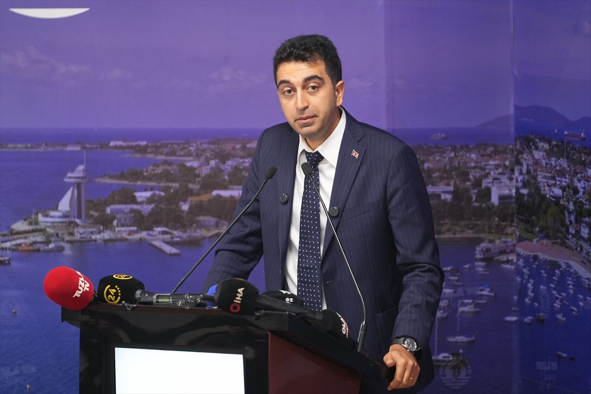 Tuzla Belediye Başkanı Şadi Yazıcı konuşma yaparken