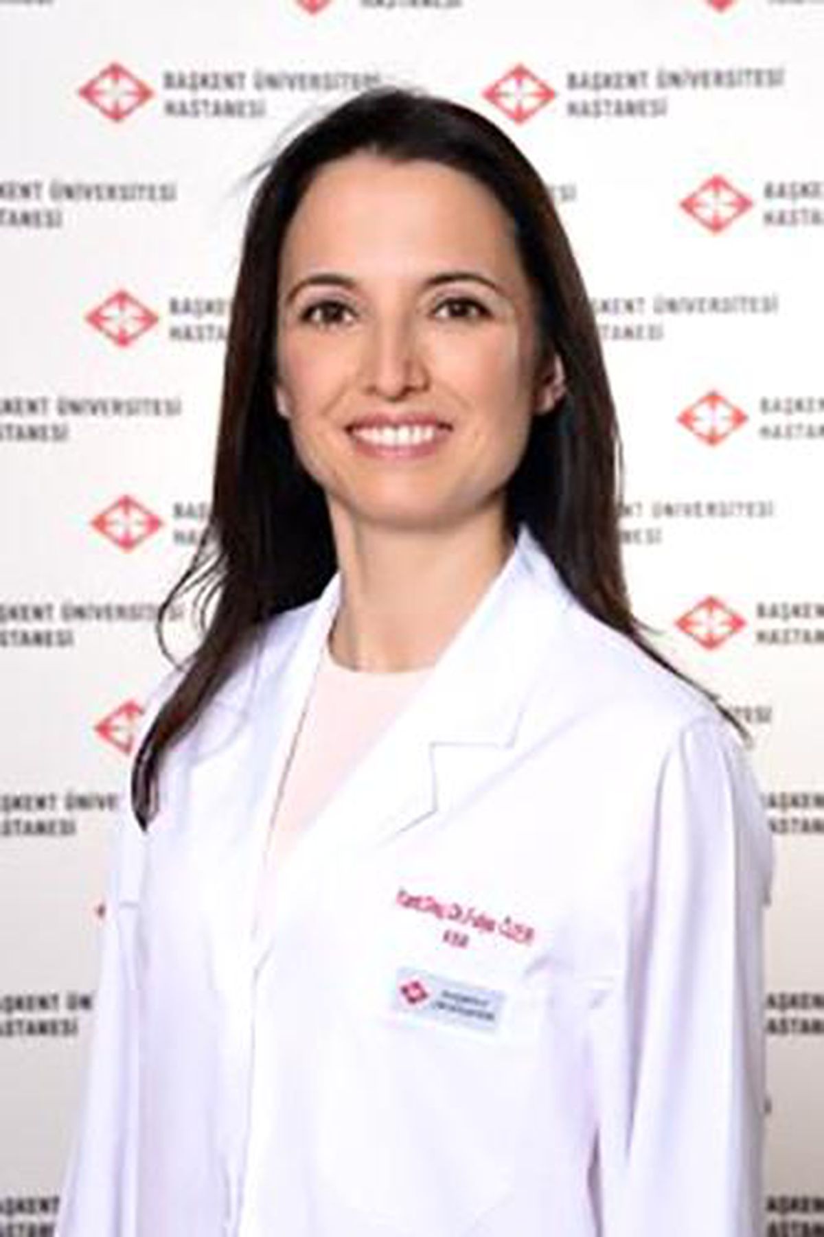 Tek taraflı kulak çınlaması belirtileri ve nedenleri hakkında uyarıda bulunan uzman doktor.