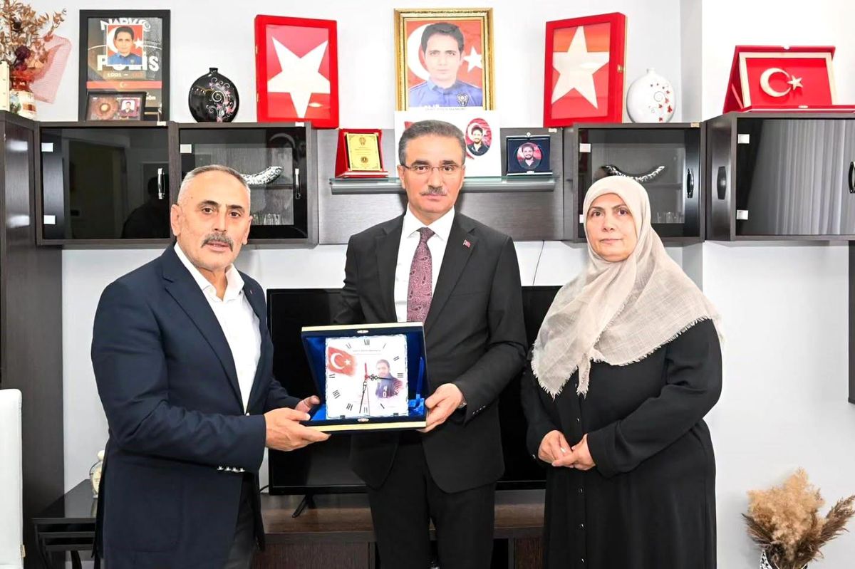 Vali Baruş'tan şehit ailelerine anlamlı ziyaret: 'Devletimiz her zaman yanınızda'