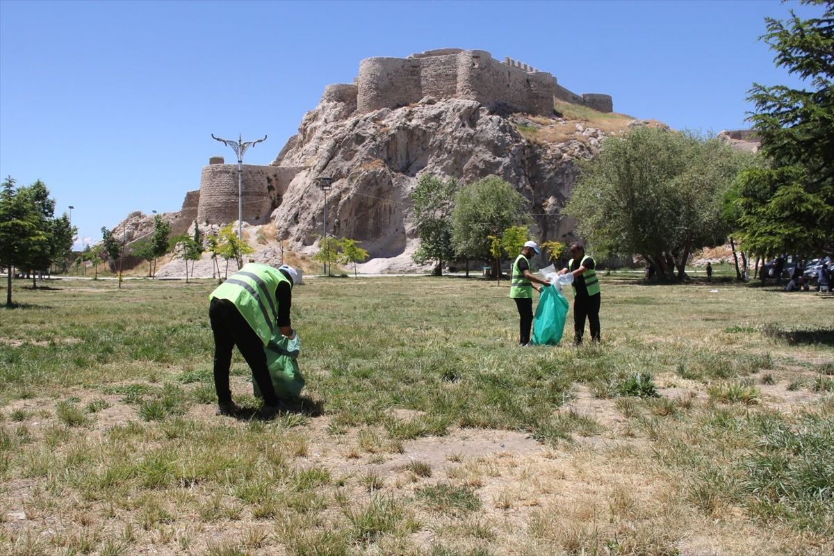 Van Atatürk Parkı'nda yaklaşık 3 ton çöp toplandı