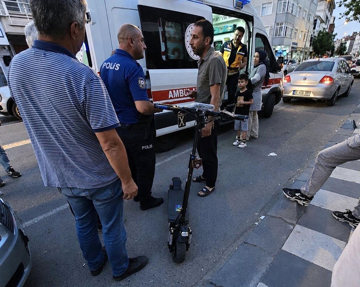 Tekirdağ'da yola dökülen yağ nedeniyle scooter sürücüsünün kaza yaptığı an.
