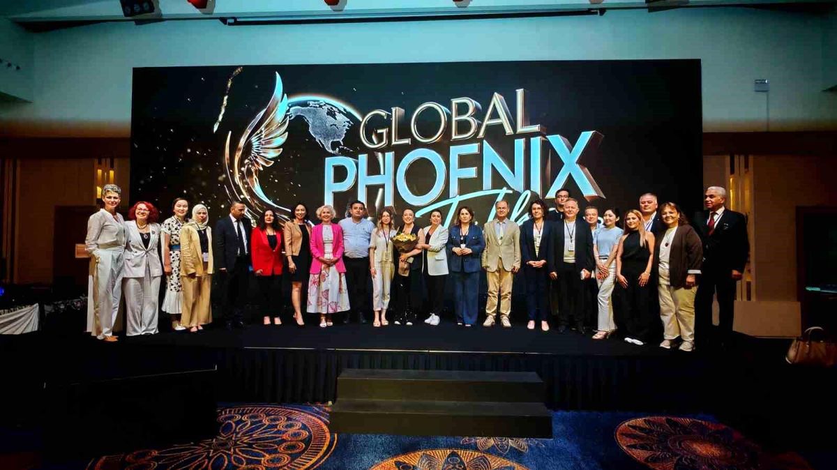 Antalya'da düzenlenen Global Phoenix Women in Business Summit'te bir araya gelen iş insanları.