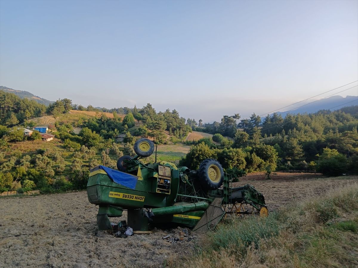 Adana'da devrilen biçerdöverin sürücüsü yaralandı