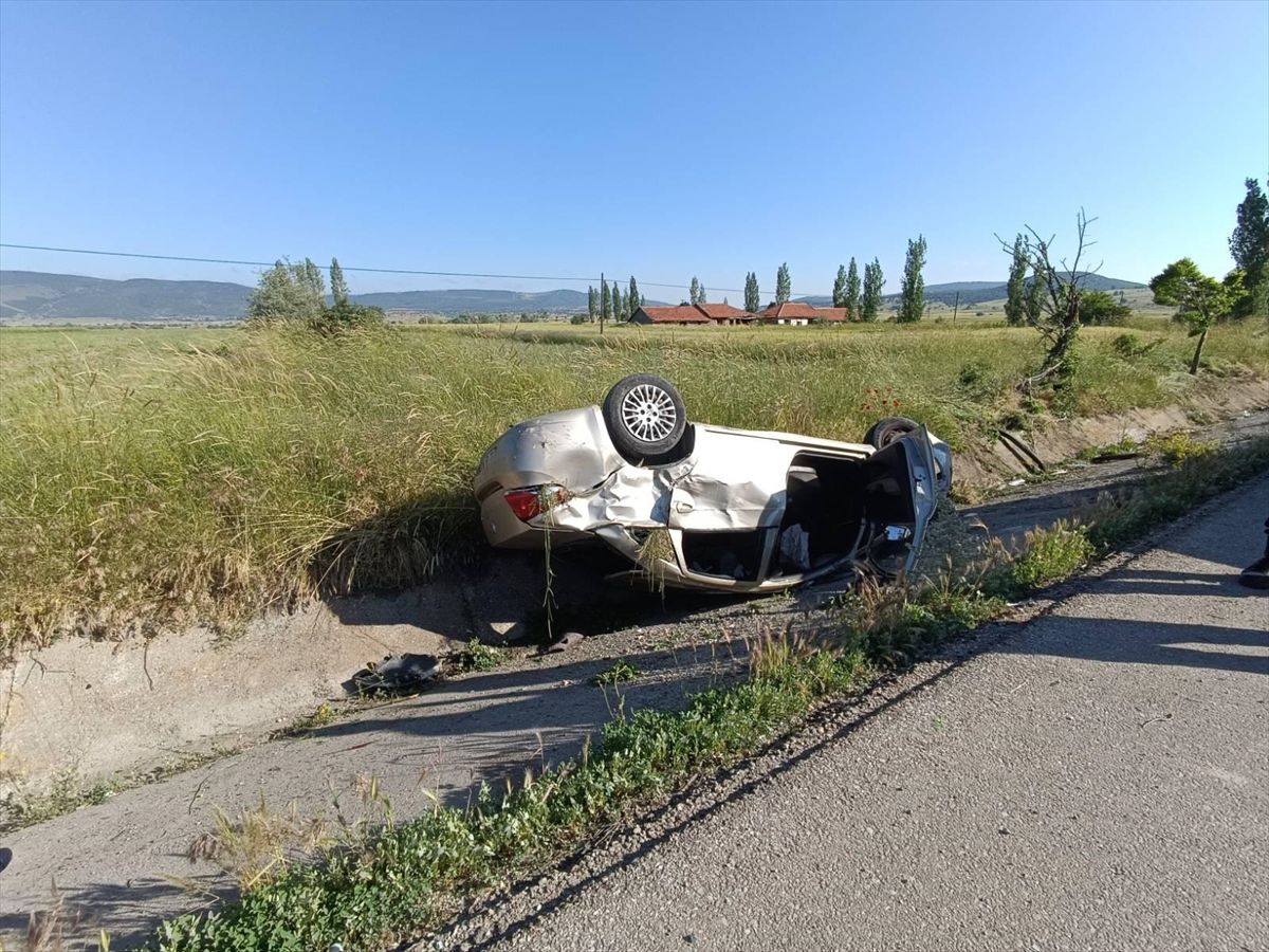 Afyonkarahisar'da şarampole devrilen otomobildeki 1 kişi öldü, 3 kişi yaralandı