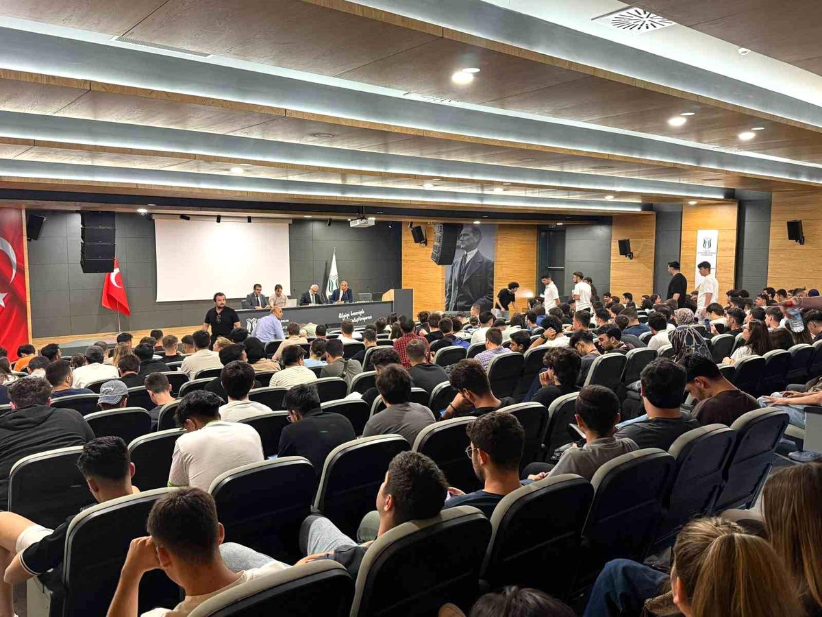 Sakarya Uygulamalı Bilimler Üniversitesi kampüsünde öğrenciler ve akademisyenler bir arada