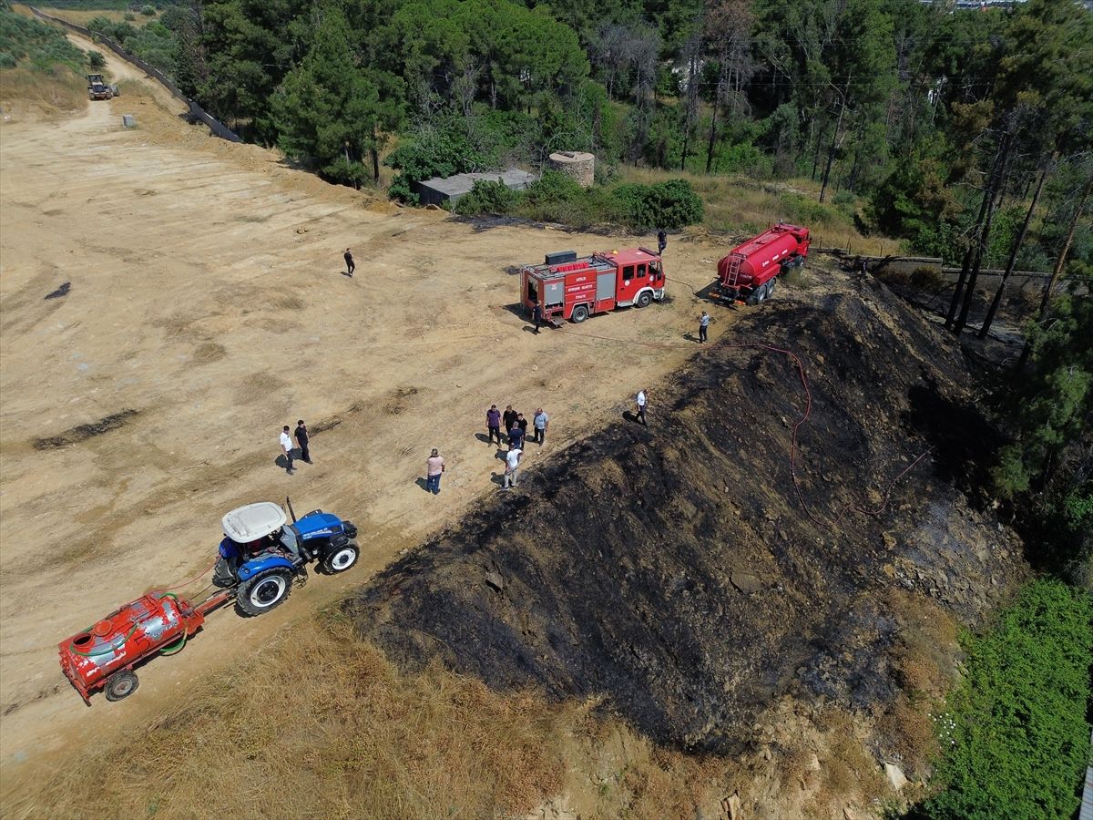 Antalya'da boş arazide çıkan yangın depolara sıçramadan söndürüldü