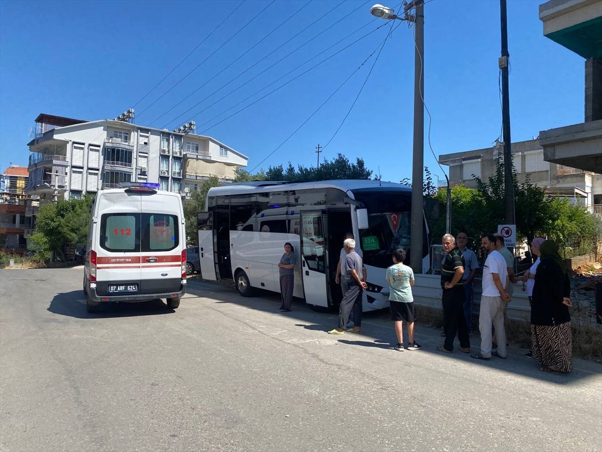 Antalya'da elektrik direğine çarpan midibüsün sürücüsü ağır yaralandı