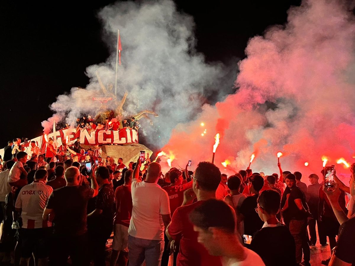 Antalyaspor'un yeni yönetimi taraftarla yürüyüş gerçekleştirdi